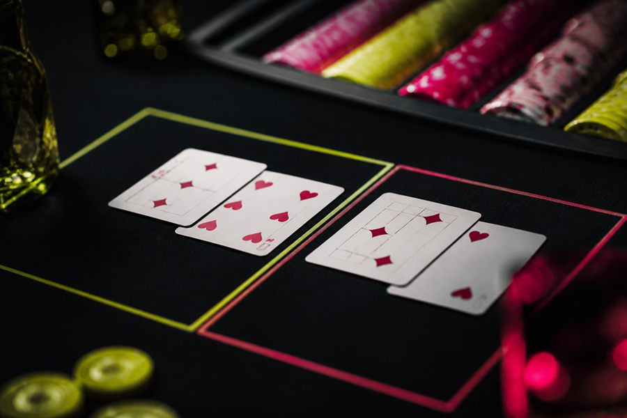 Krupiérka s kartami - baccarat live