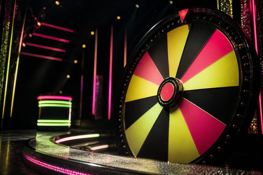 Krupiér u herního stolu - game show live